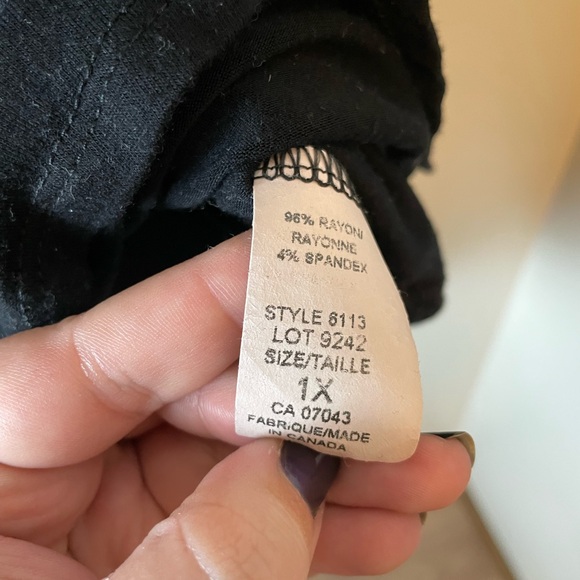 Theo & B V-Neck Black Tee with Vented Back, Size 1X - Picture 3 of 4